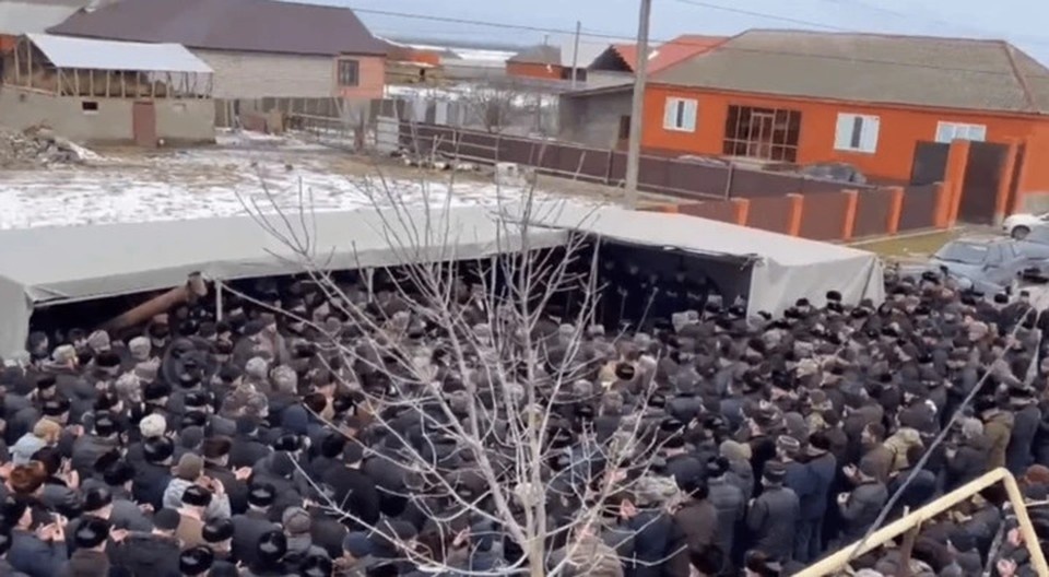 Толпы вышли на улицы во время похорон Гакаева. Фото: соцсети