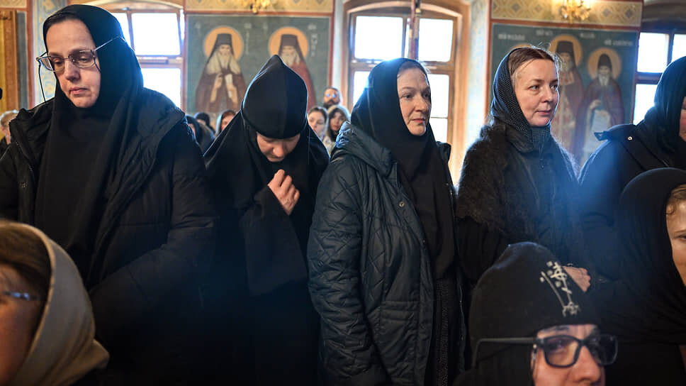 Участники церемонии прощания со схиархимандритом Илием.📷Фото: Дмитрий Лебедев / Коммерсантъ