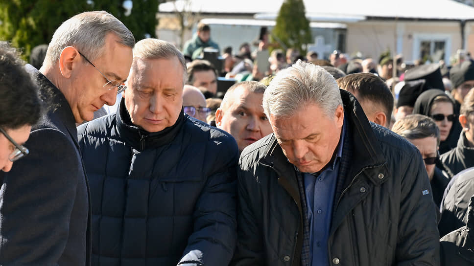 Губернатор Калужской области Владислав Шапша (слева) и губернатор Санкт-Петербурга Александр Беглов (в центре) во время отпевания.📷Фото: Дмитрий Лебедев / Коммерсантъ