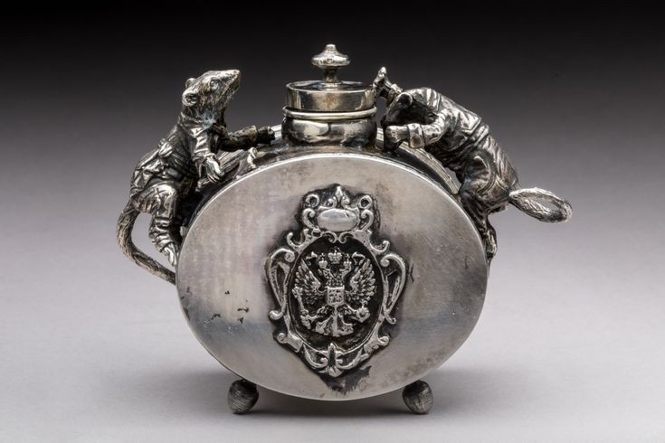 Чернильница к крысами, серебро Ивана Сазикова Москва, 1844 год.<img src="https://img2.teletype.in/files/d1/21/d121b06d-8a20-4bb4-8b19-127c3c5669d9.jpeg" itemprop="contentUrl">