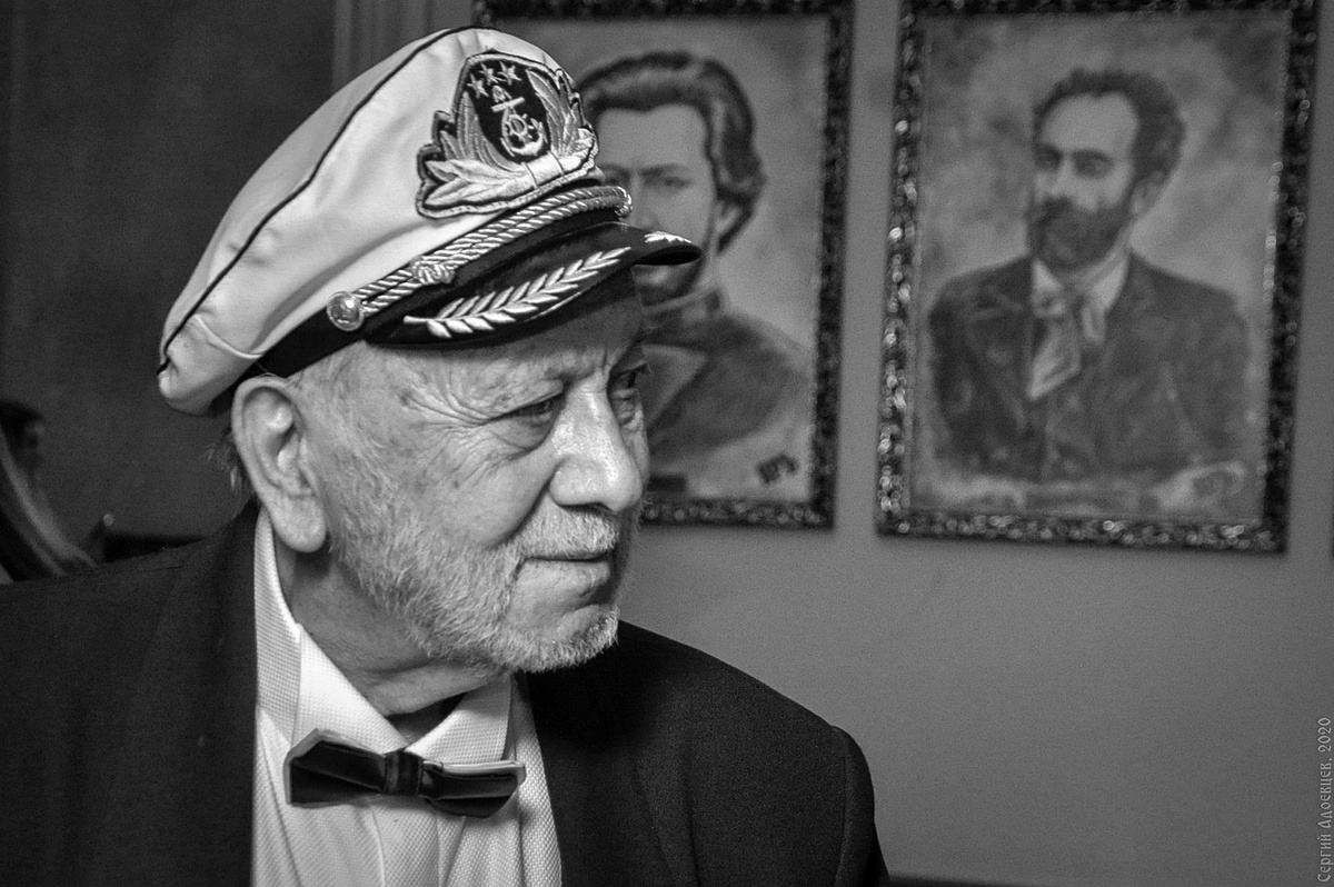 Его голос звучал с экранов и со сцены на протяжении десятилетий, а харизма и доброта запоминались каждому, кто с ним встречался. Фото: С. Адоевцев