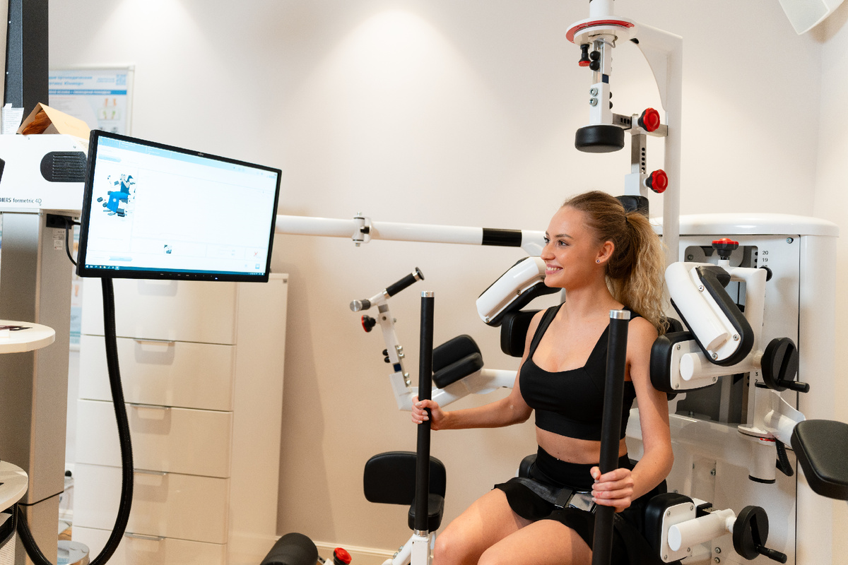 Измерение мышечной силы в кабинете функциональной диагностики клуба Savoy Wellness Итальянский квартал.