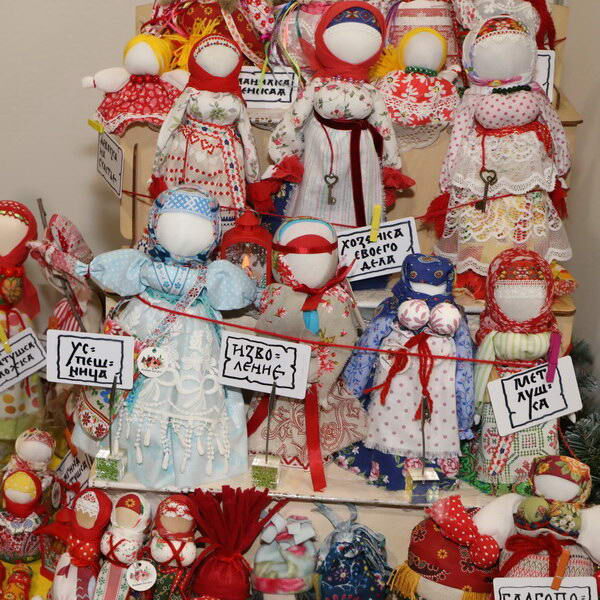     Флэшмоб необычных шляп, техника жмурения и шлемовидные гусли: как сделать весну незабываемой с выставкой-ярмаркой «РусАртСтиль»