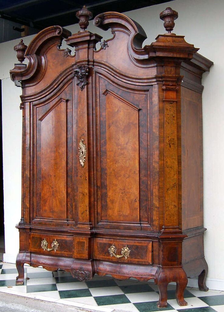 Это еще простенький вариант. Без особой резьбы, замысловатых узоров и картин на створках. 