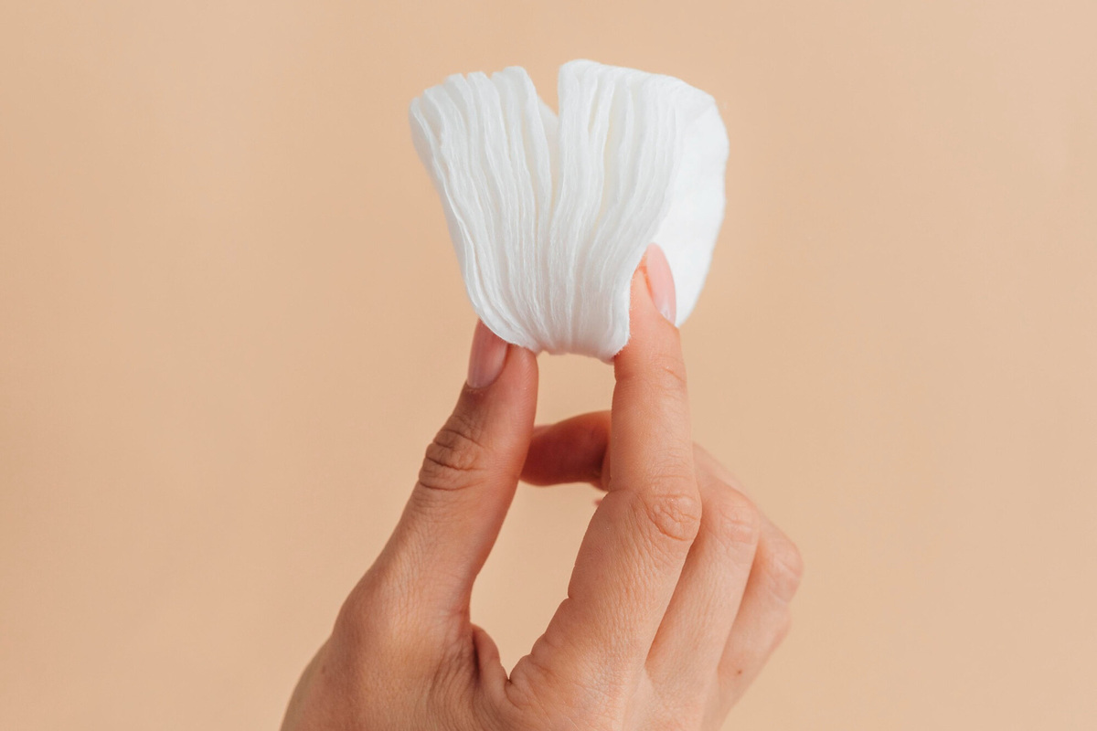     Не только смывать макияж и лак с ногтей: 6 неожиданных и полезных способов применения ватных дисков
