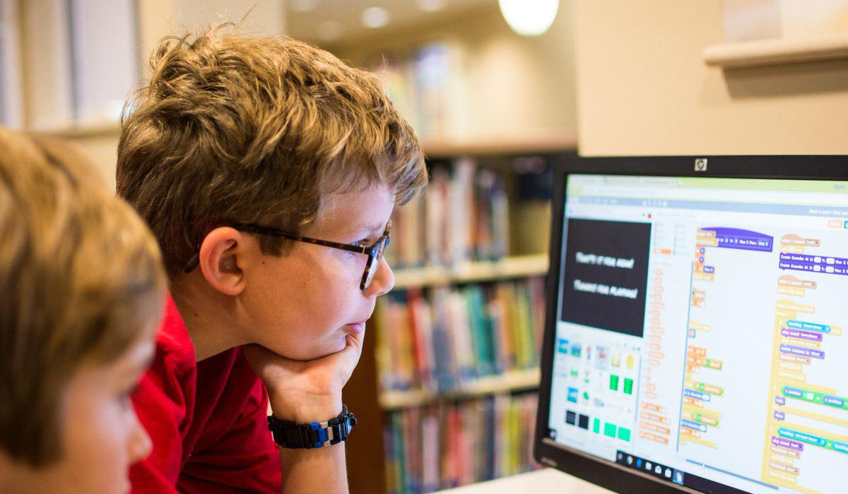 Есть инструменты, позволяющие справиться со всем четырьмя проблемами. Таковым, например, является Scratch. Он легкий, предназначен для детей, ориентирован на практику, а конечная цель - создать игру или анимацию.