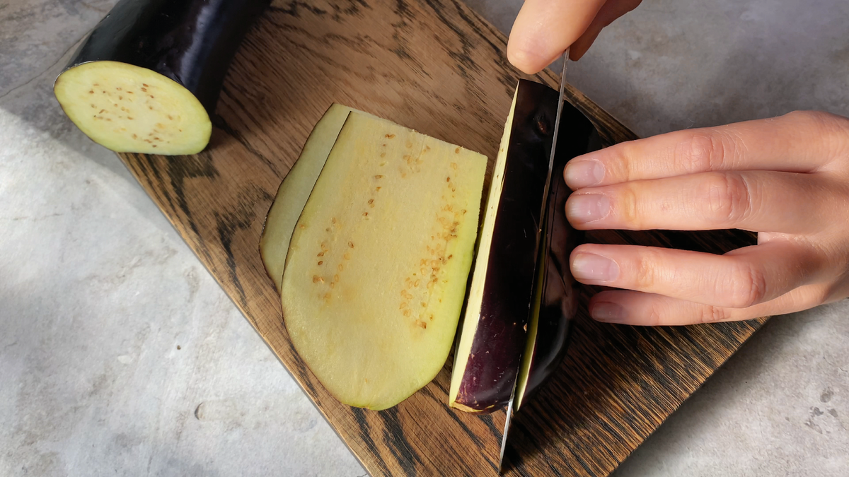 Шаг 1. Нарежьте баклажан на одинаковые слайсы.