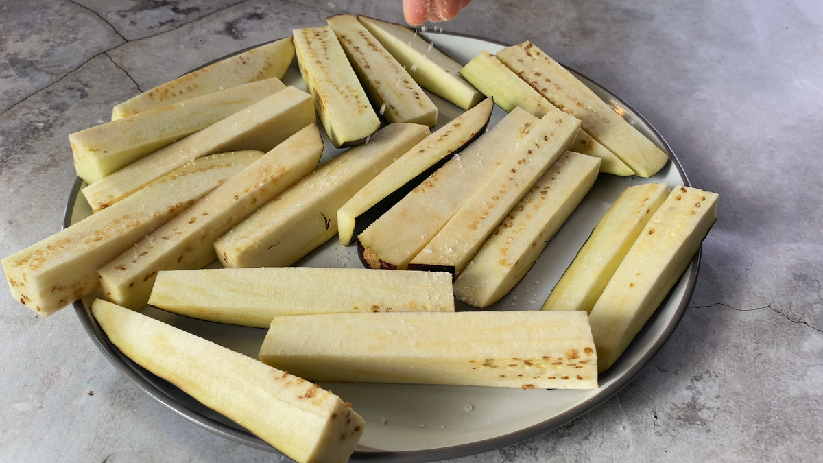 Посыпьте солью и оставьте на 15 минут.