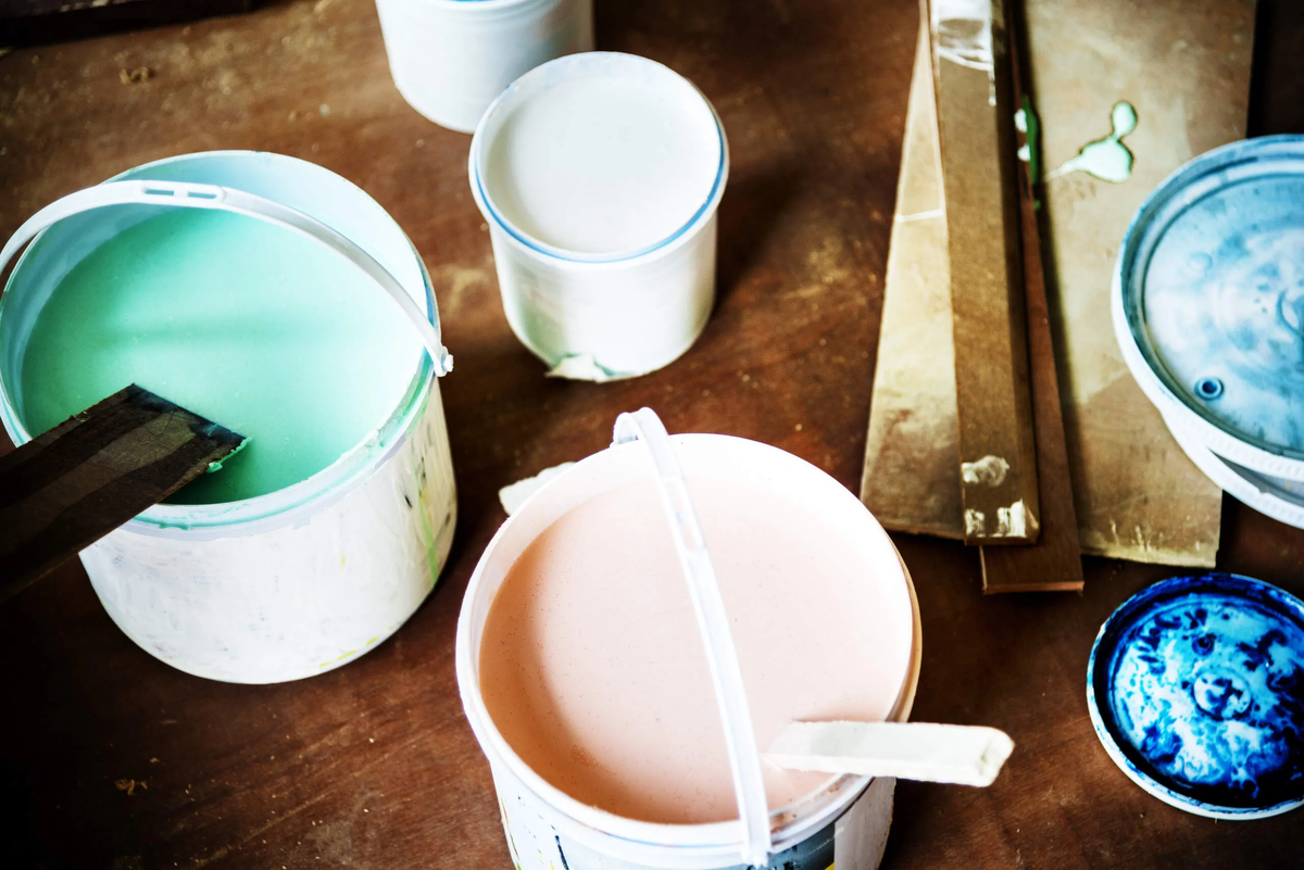 Колерованные краски. Фото: Freepik.