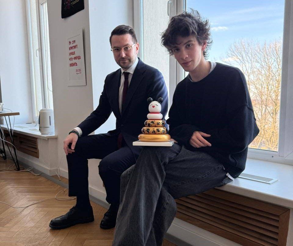    Артист получил в подарок пирамидку из коллекции новой хохломы