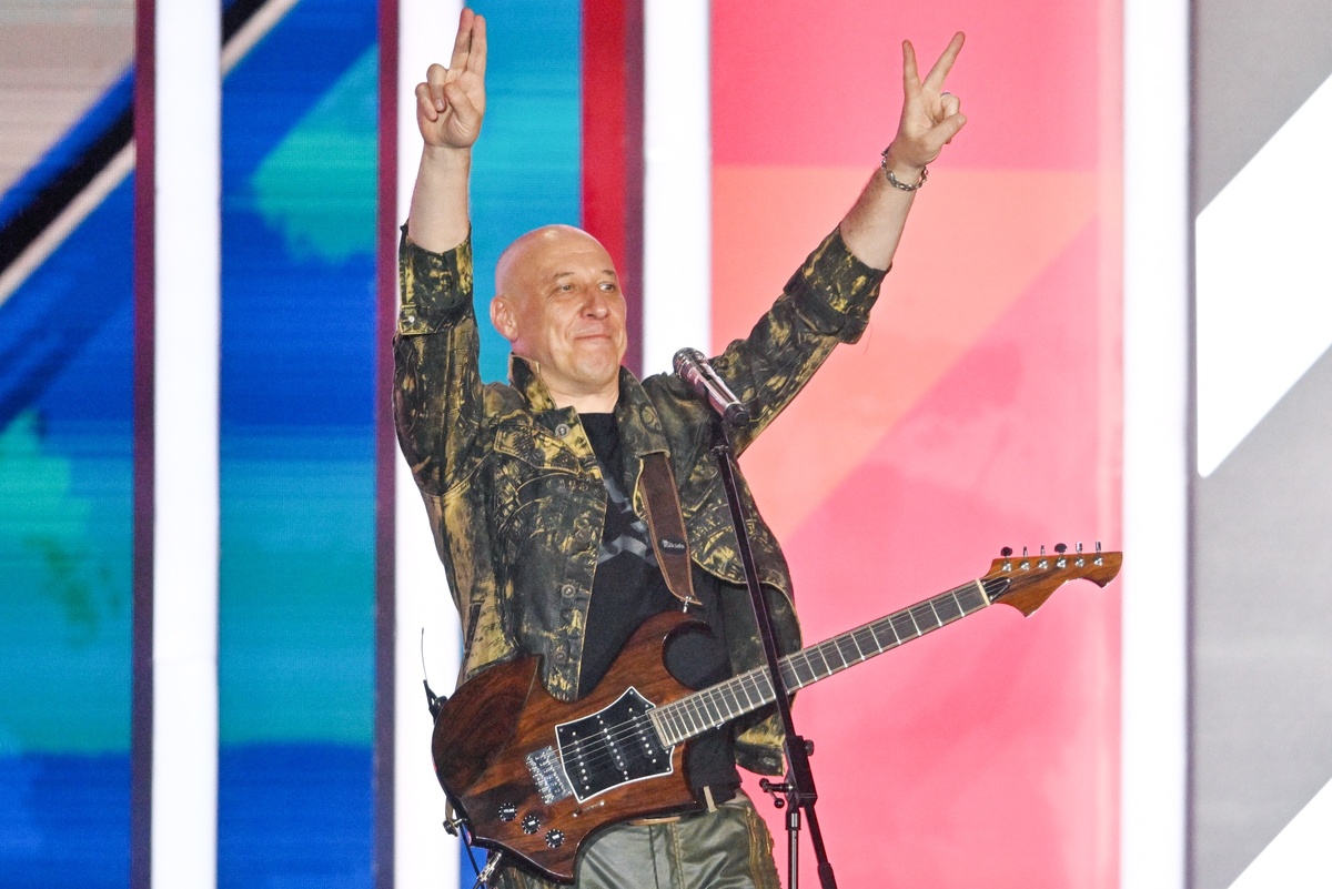    Денис Майданов выступает на праздничном концерте, посвященном Дню России, на Красной площади в Москве./Павел Бедняков/РИА Новости