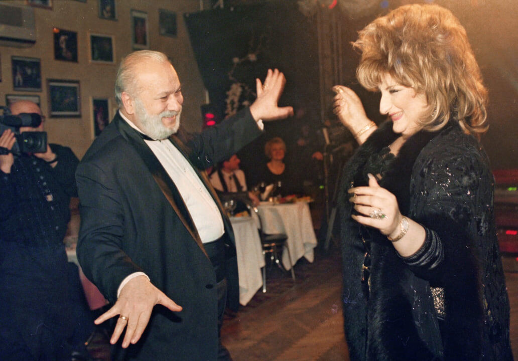    Бедрос Киркоров и экстрасенс Лилиана в казино «Golden Palaсe» в Москве, 1997 год Александр Потапов/Коммерсантъ