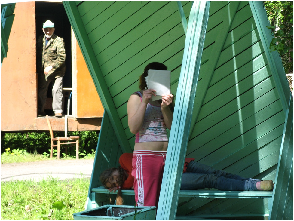 Дед - привратник. На переднем плане, под навесом, дежурные пионерки. Фото автора.