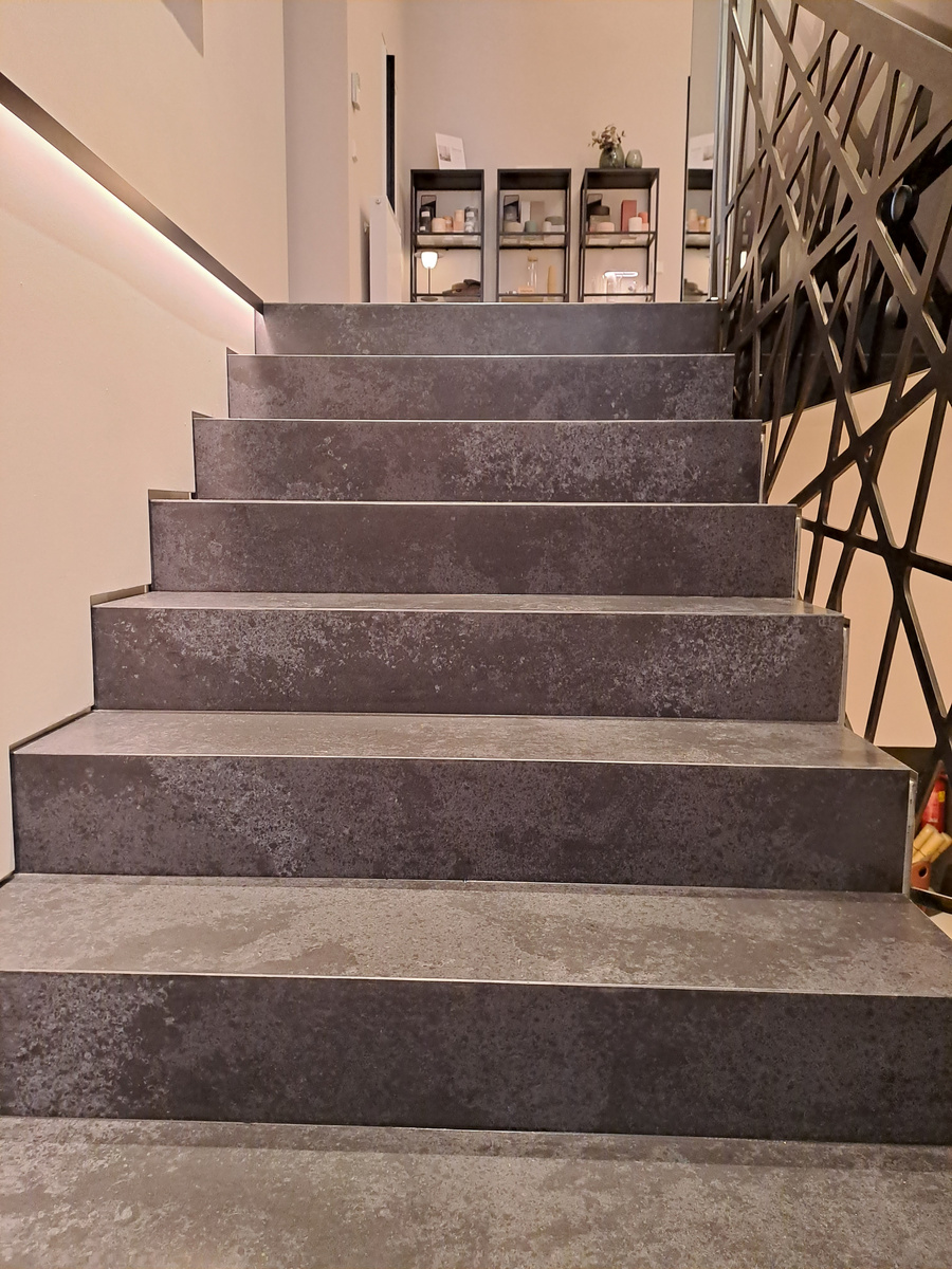 Какими должны быть ступени? На фото облицовка ступеней кварцевым камнем от TechniStone