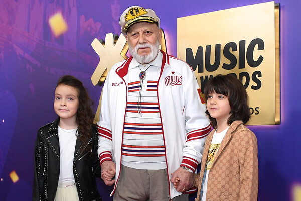 Народный артист РФ Бедрос Киркоров с внуками Аллой-Викторией и Мартином-Кристо на III церемонии награждения музыкальной премии «Жара Music Awards» в Crocus City Hall, 2021 год / Екатерина Чеснокова/РИА Новости 