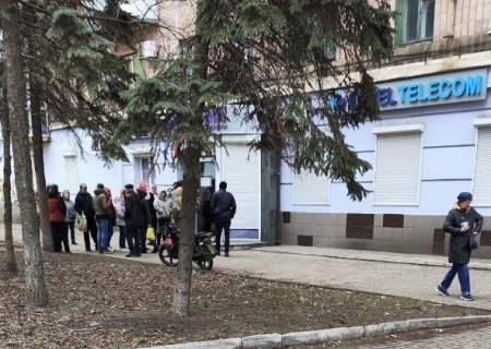    В ДНР мобильный оператор «Феникс» искусственно устраивает очереди, несмотря на угрозу обстрелов