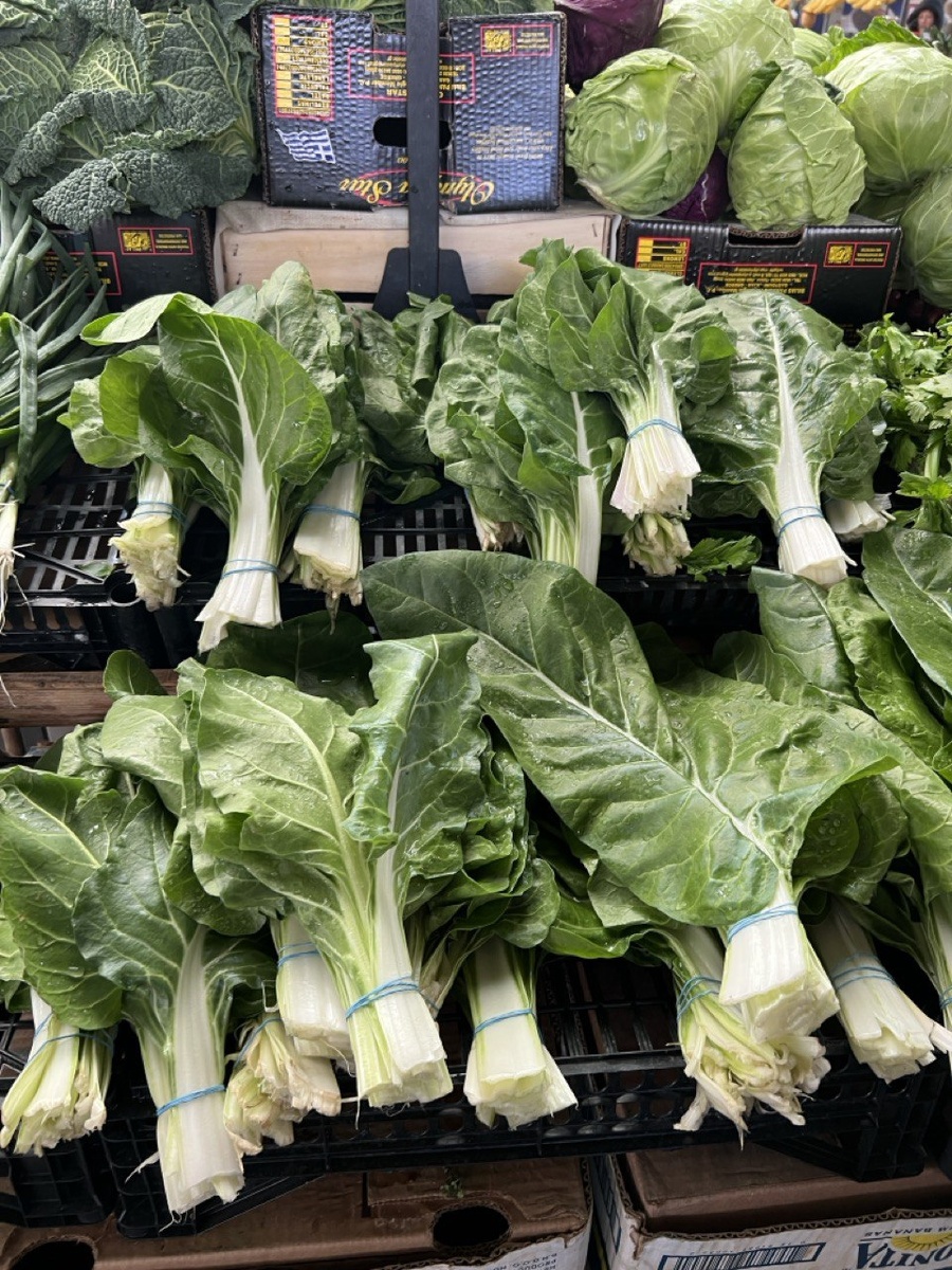 Зелень зелёного мангольда имеет вкус схожий со вкусом свеклы, мягкий, нейтральный, слегка солёный. 