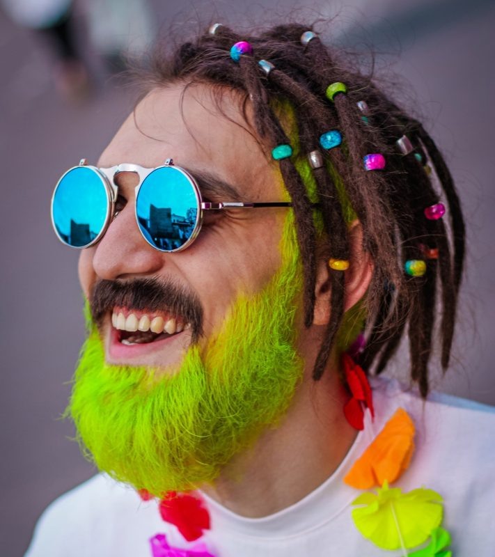   Артемий - любитель красить бороду в вырвиглазные цвета и издеваться над инвалидами и верующими