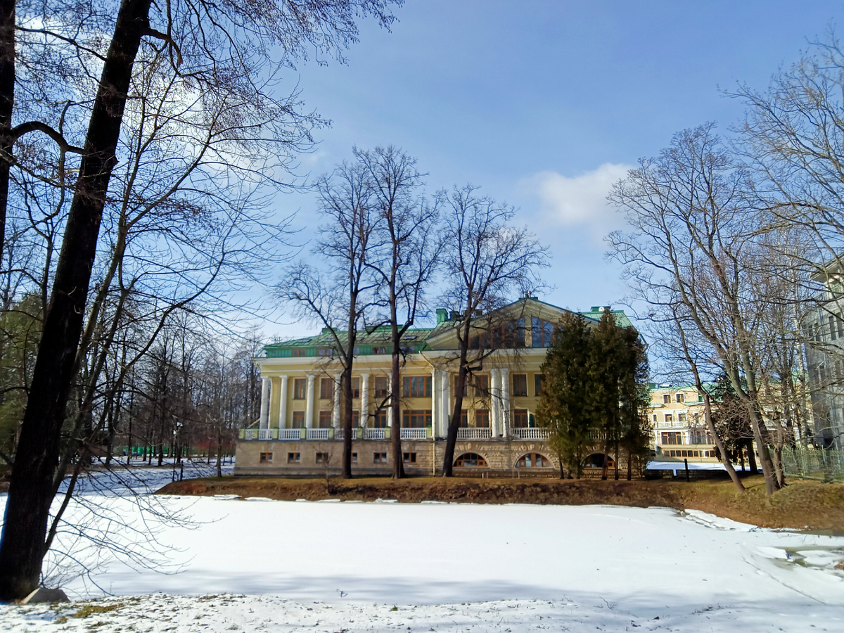 Здесь и ниже - Жилой комплекс "Каменный остров". Фото автора