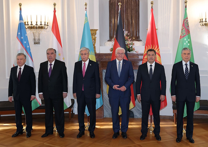Общее фото Героя-Аркадага с участниками встречи глав делегаций государств Центральной Азии и ФРГ.