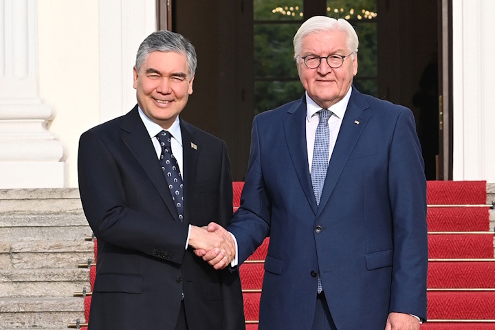 Герой-Аркадаг (слева) и Франк-Вальтер Штайнмайер (справа).