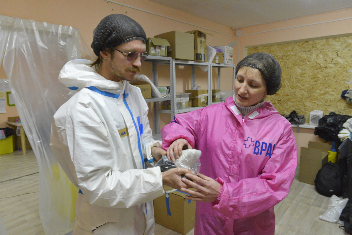 Волонтер Сергей Захаров и врач проекта Госпиталь дикой природы Марина Лешкова. Фото: Николай Шпиленок