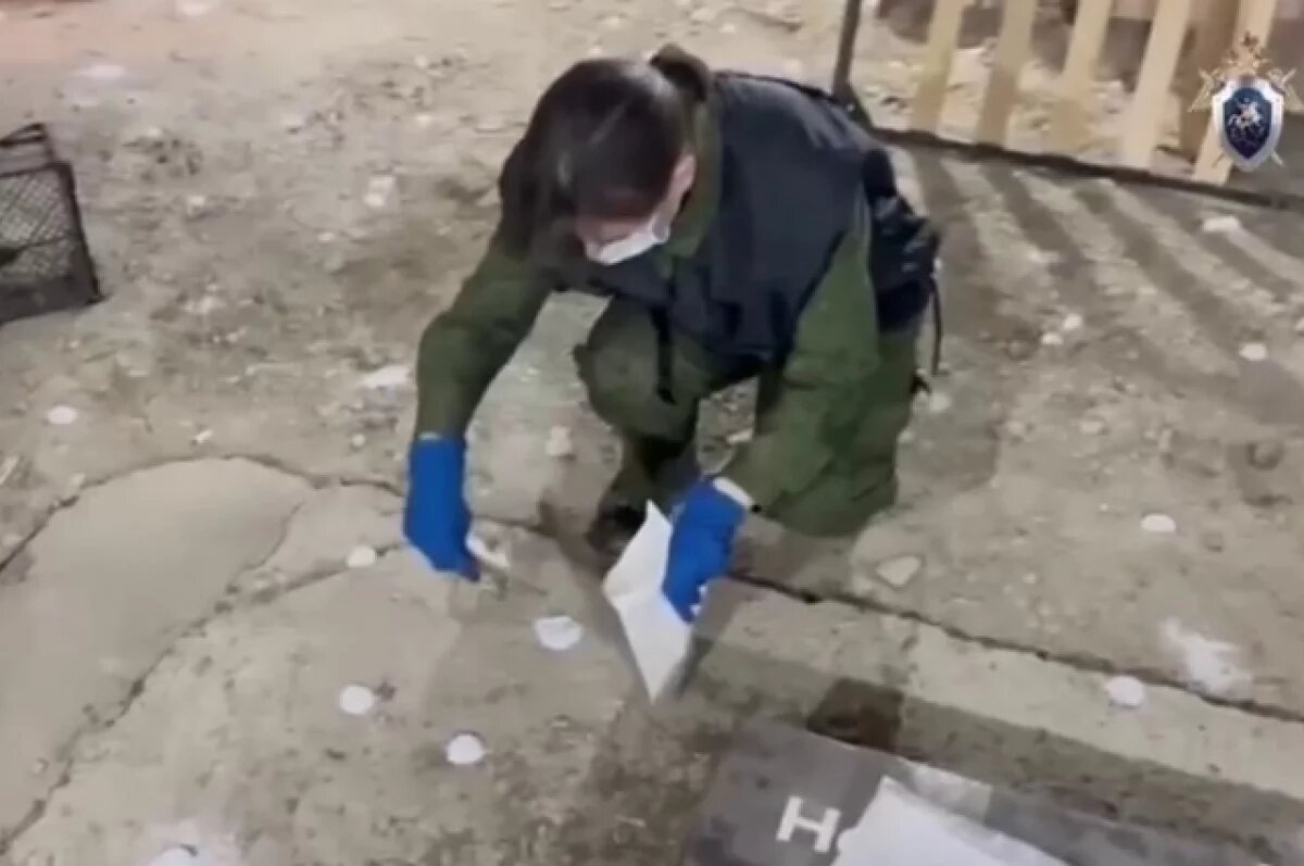 Правоохранители взяли на экспертизу белый порошок, насыпанный в подвале дома пострадавшей семьи.