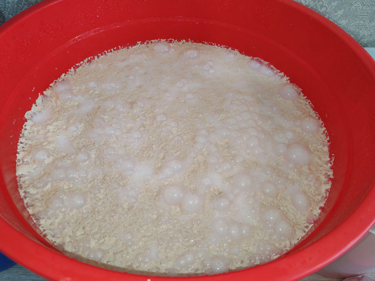 Оптимальные пропорции браги: 1 кг сахара, 4 литра воды и 20 грамм спиртовых дрожжей.