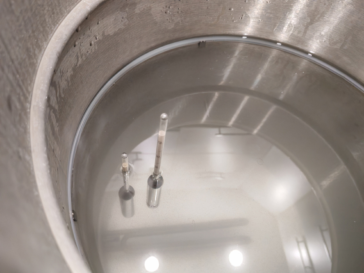 Спирт-сырец после первого погона может быть мутноватый. Это нормально. Вторая перегонка исправит.