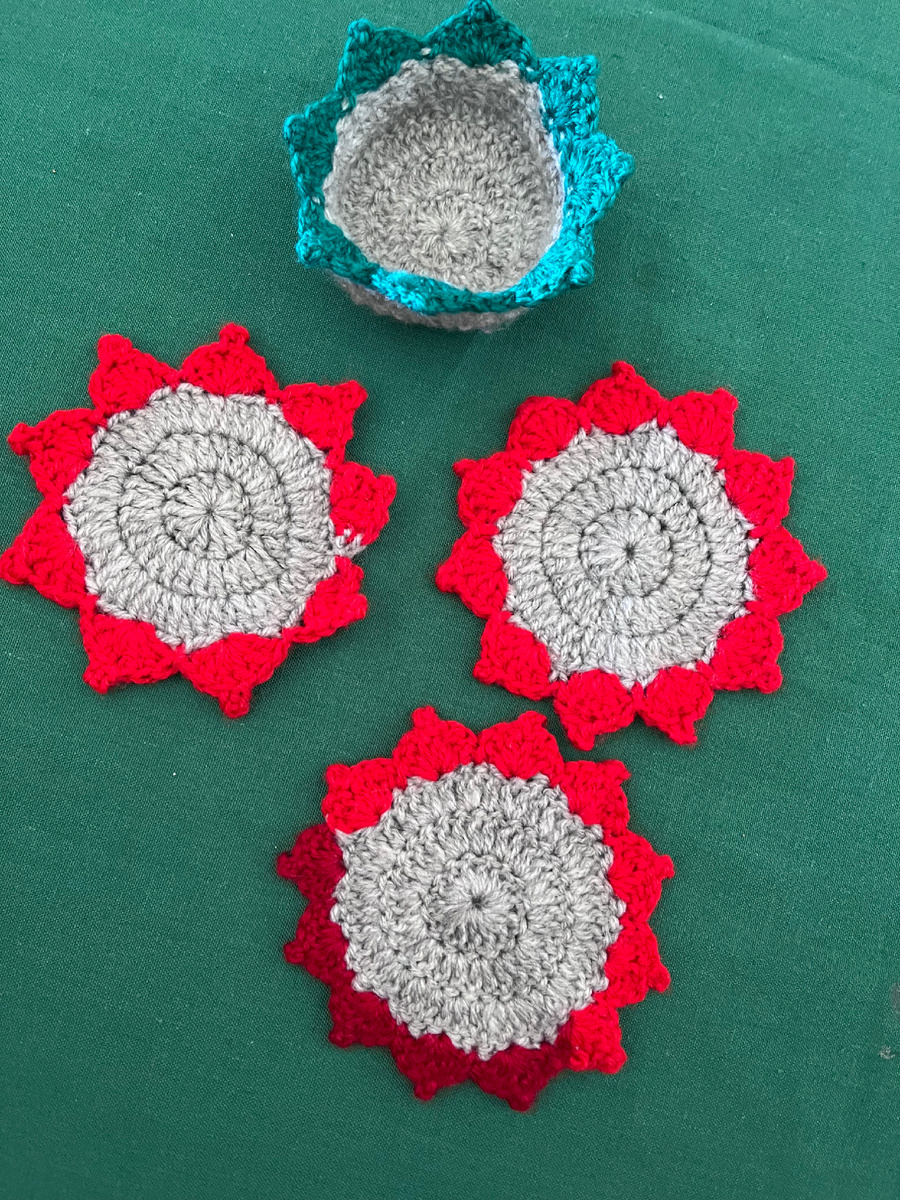 Это так просто, даже неинтересно и скучно! Я их распустила и связала новые 😃