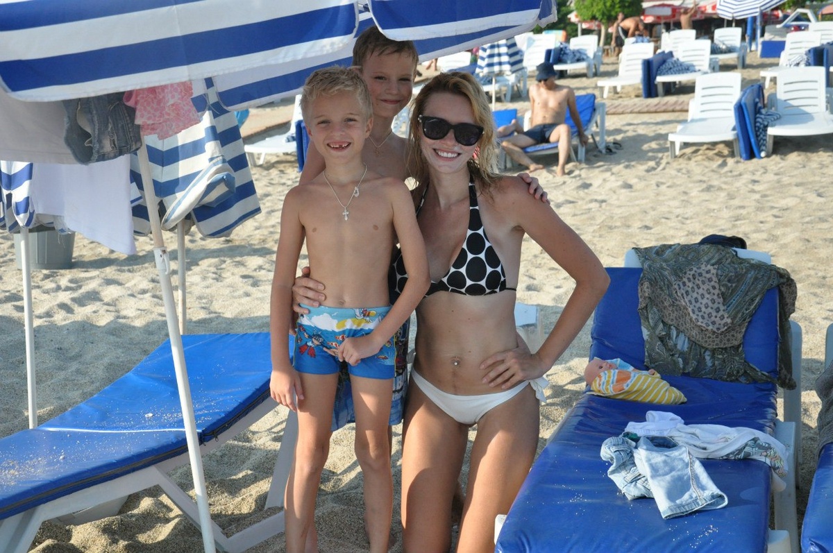Лето 2015. Турция, пляж Клеопатры. Я с сыновьями. Стырший идет в 1 класс.. 