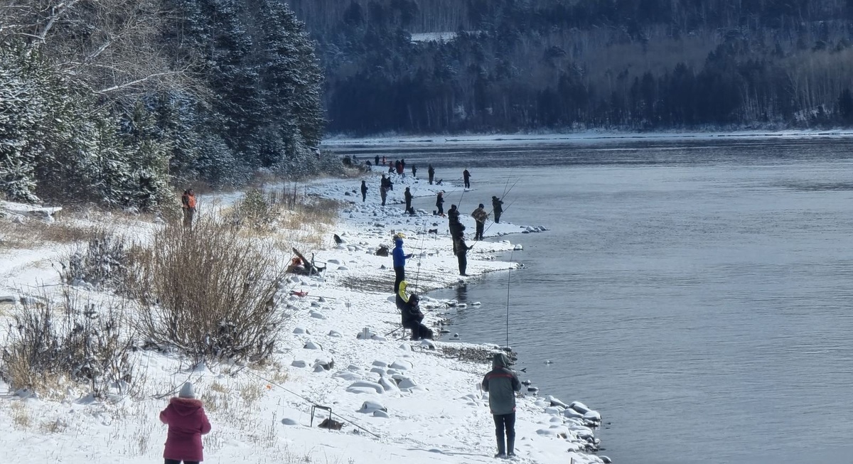 Рыбаки заняли места в своих секторах в надежде, что именно их сектор принесет удачу. Автор фото - Сергей Король (Кинг) 
