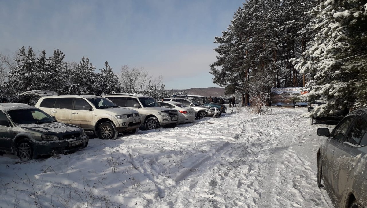 Ранним утром на берег Енисея в районе с. Атаманово начали съезжаться участники и гости фестиваля "Весенний хариус - 2023". Фото автора.
