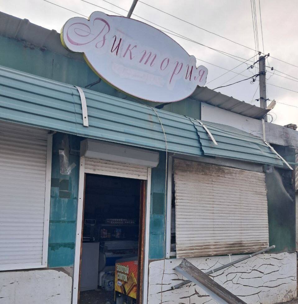 «Повреждены припаркованный рядом автомобиль и входная группа и фасад магазина. Информации о жертвах или пострадавших не поступало», – заявил замгубернатора.Помимо Каменки-Днепровской украинская армия атаковала Пологи. Там мишенью вражеского беспилотника стало здание продуктового магазина.📷
