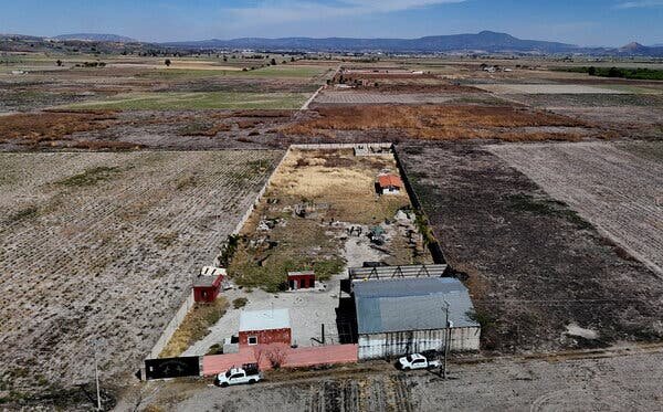 Заброшенное ранчо недалеко от Гвадалахары на западе Мексики, где на прошлой неделе группа местных добровольцев обнаружила печи .