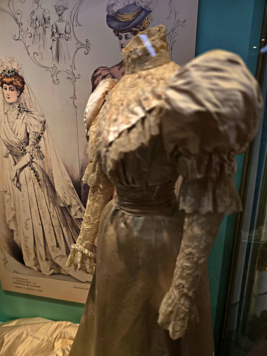 Платье подвенечное, атлас, кружево, Россия, 1905-1907 гг., из экспонатов выставки