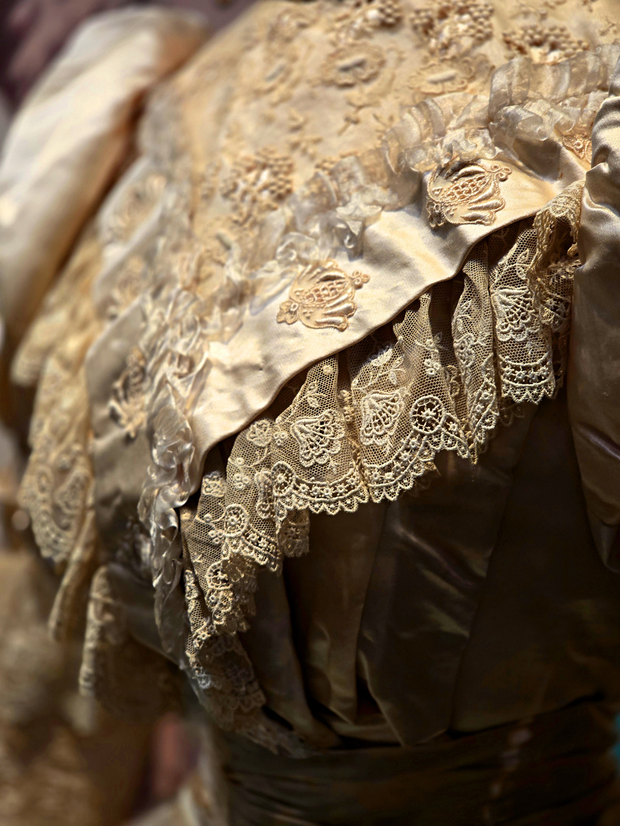 Платье подвенечное, атлас, кружево, фрагмент, Россия, 1905-1907 гг., из экспонатов выставки