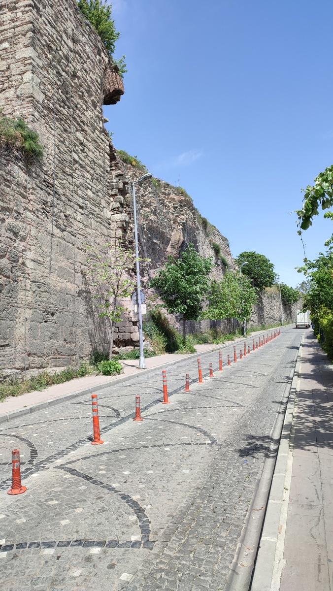 Сохранившиеся крепостные стены древнего Константинополя в Стамбуле