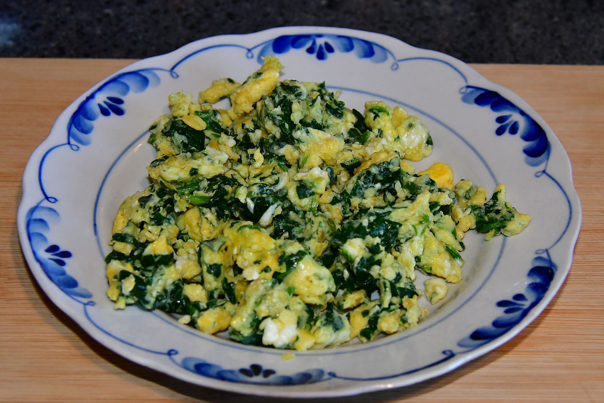 Яичница со шпинатом
