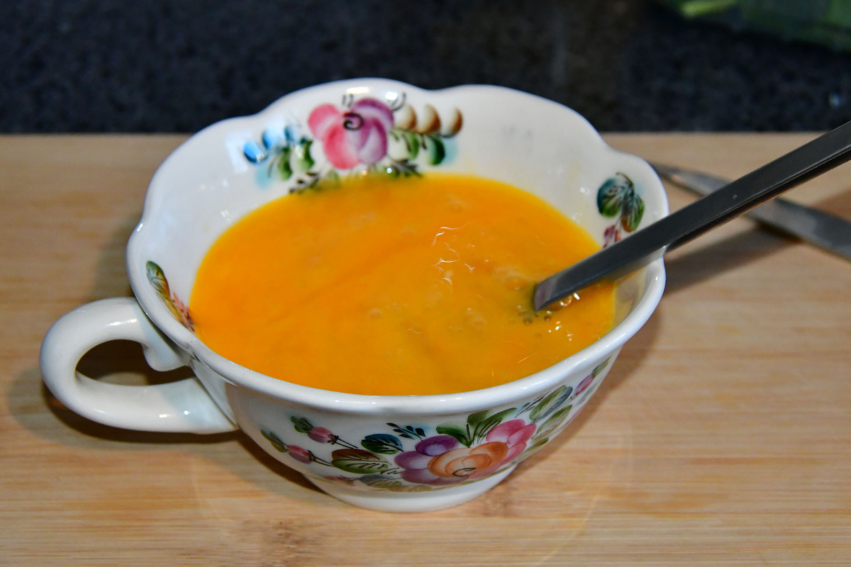 Размешиваем яйца