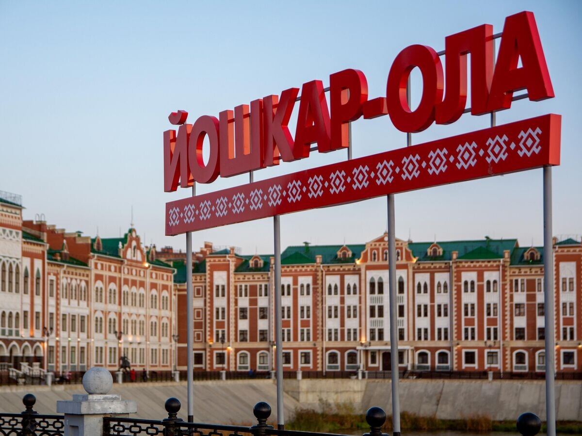    Надпись "Йошкар-Ола" на набережной Брюгге© iStock.com / JessAerons