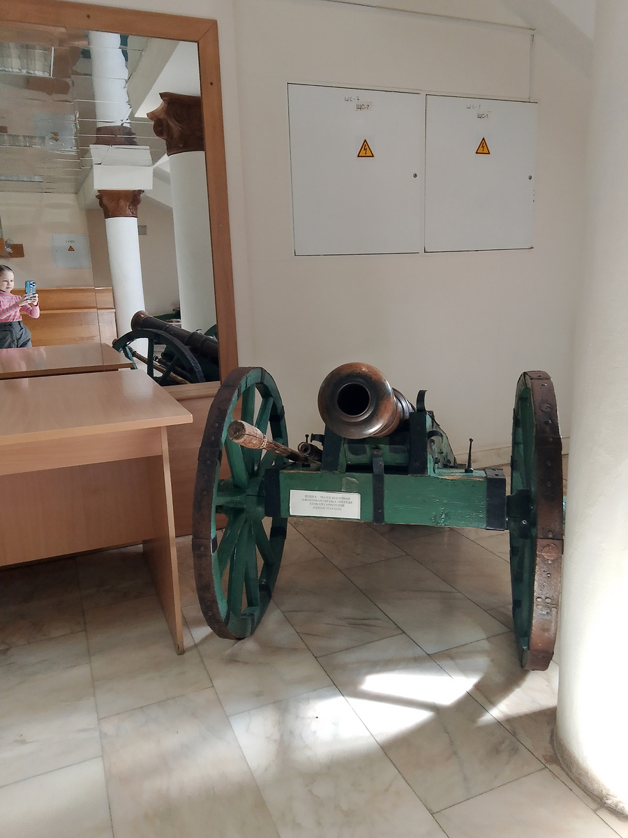 Старинная пушка, встреччающая гостей в раздевалке