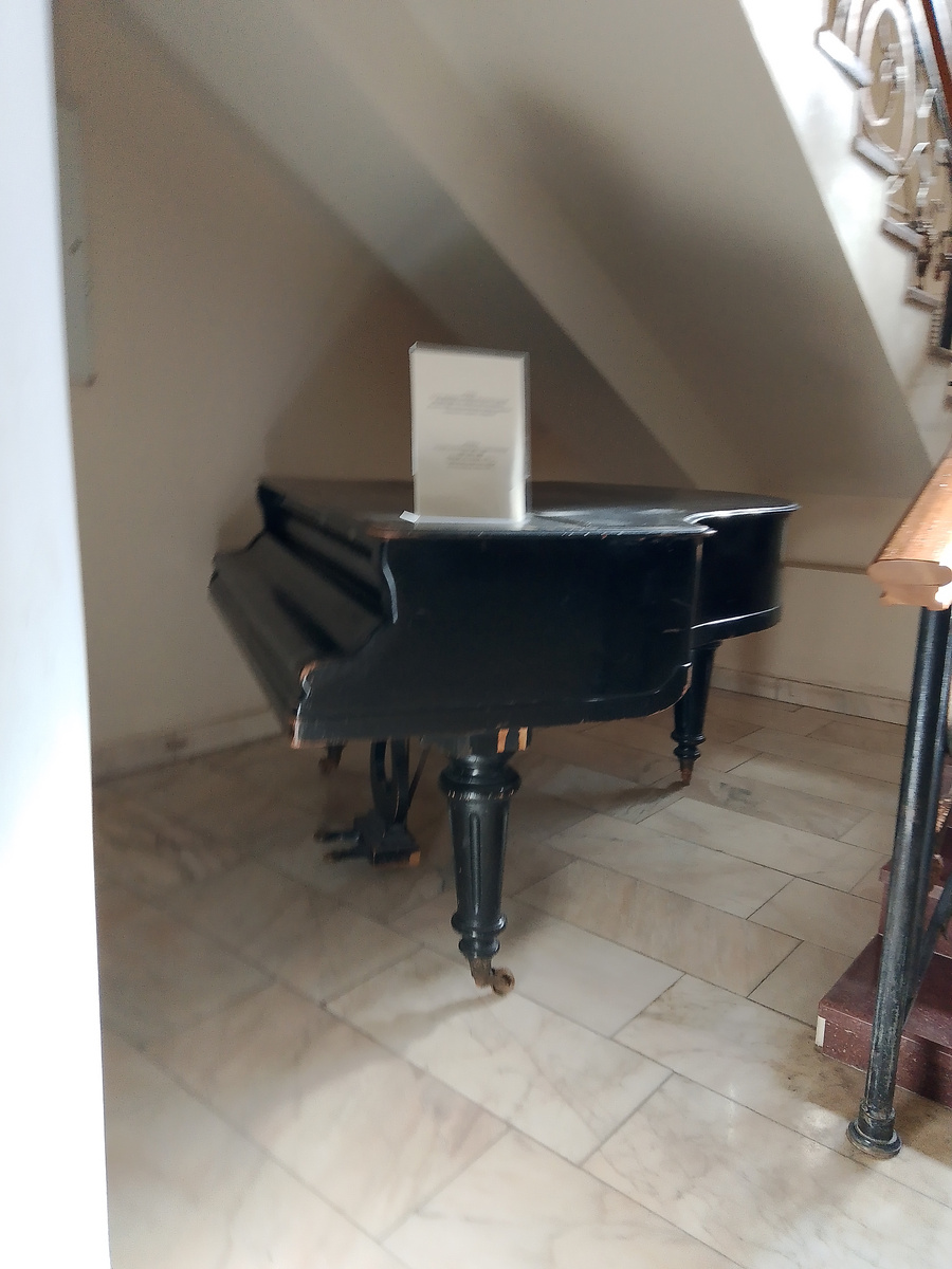 Очень старый рояль