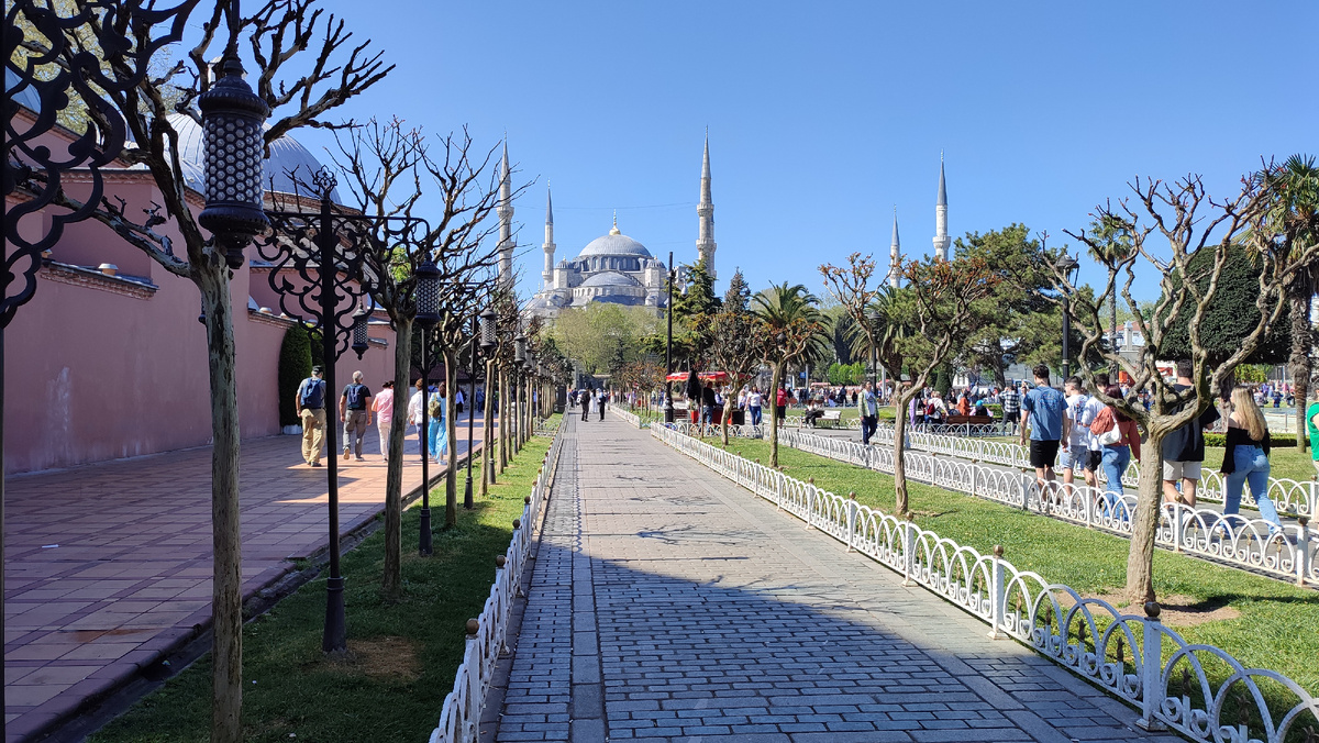Тротуар вдоль Хамама Хюррем Султан