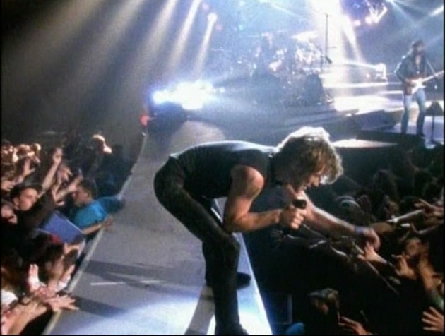 Свой в доску, - всем пожмет лапищи!