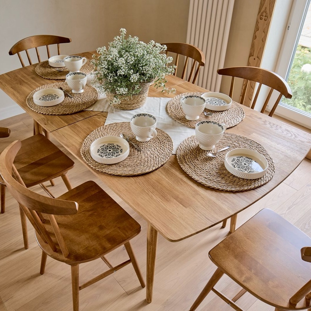 Специально для любителей больших застольев у нас есть раскладные столы из массива дуба. Они аккуратно впишутся в интерьер и при необходимости создадут дополнительные посадочные места для гостей