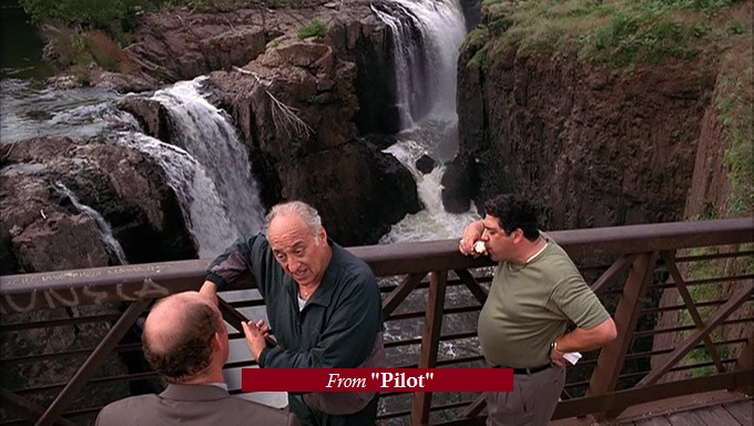 Кадр из первого (пилотного) эпизода, 1 сезона сериала "Сопрано", где виден водопад грейт-Фоллс