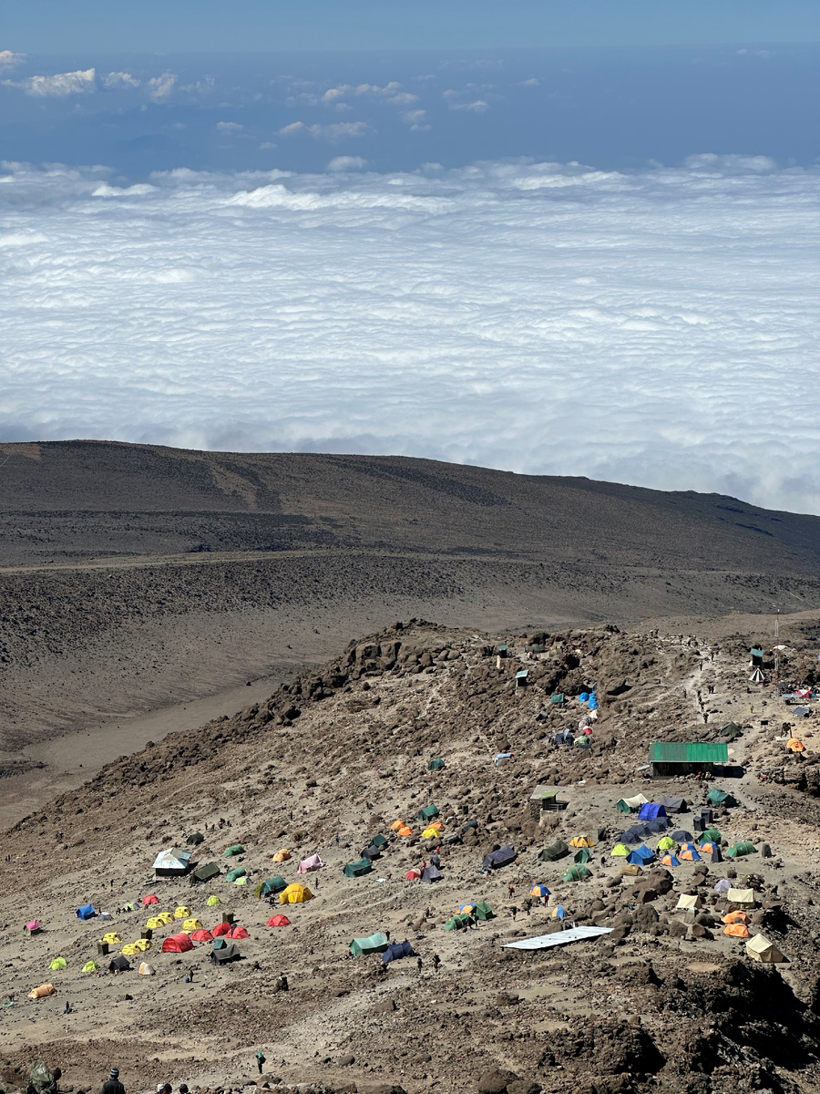 Спуск к базовому лагерю после восхождения.