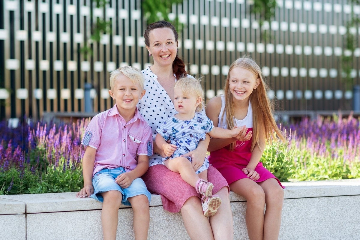 При рождении третьего ребенка, усыновлении или оформлении опекунства семья получает статус многодетной. Источник: Shutterstock📷
