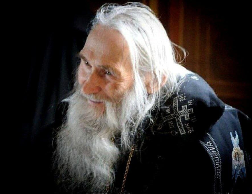 Нет другого пути к спасению, кроме любви к Богу и ближнему. Кто любит Бога – тот стремится исполнять Его заповеди.

Кто любит ближнего – тот стремится послужить ему. В этой простоте и заключается вся тайна духовной жизни.

Схиархимандрит Илий (Ноздрин)